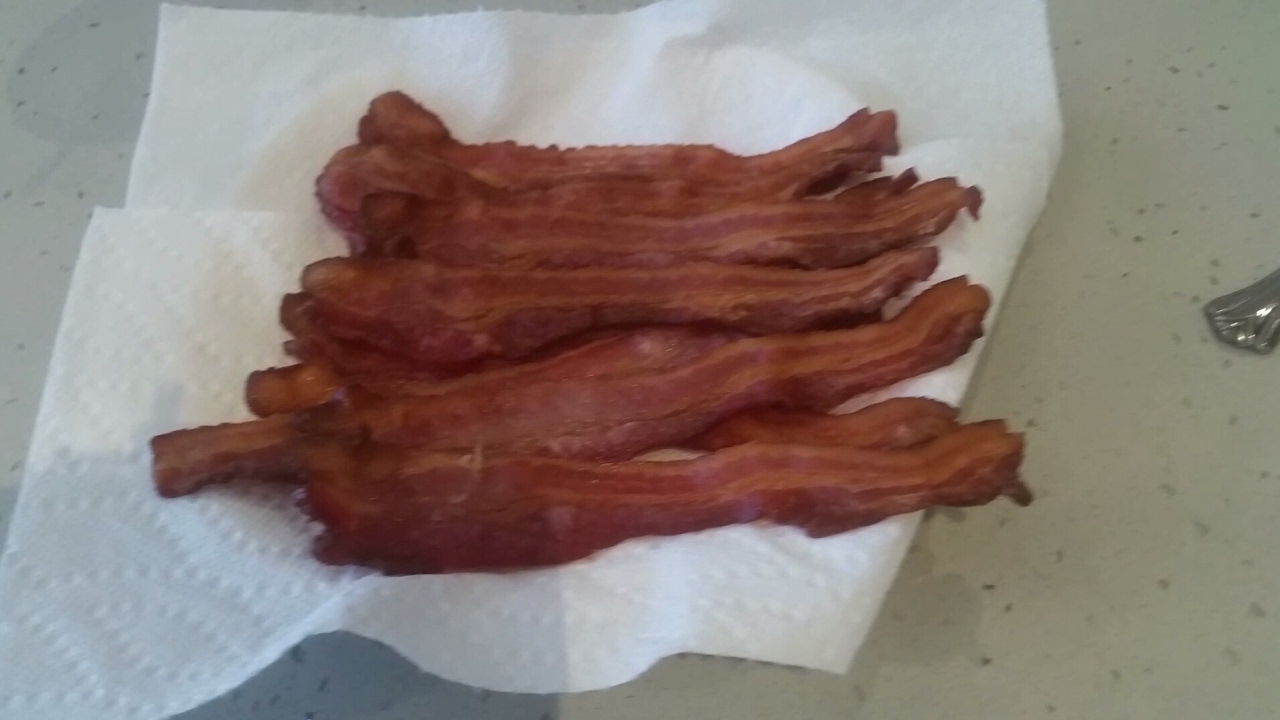 MAKING CRISPY BACON IN THE MICROWAVE, NO MESS AND NO SMELL