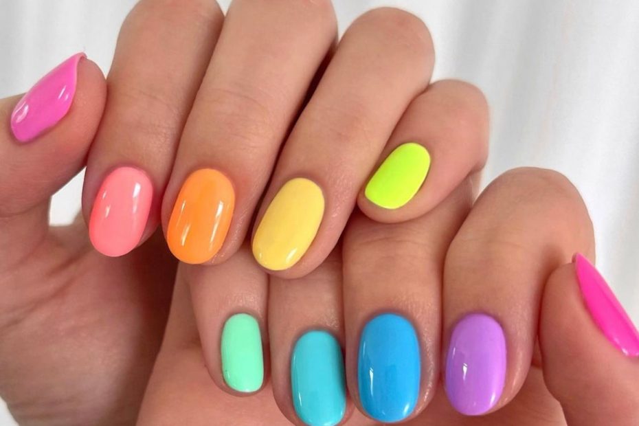 Uñas De Colores: 11 Ideas Y Diseños En Tendencia Para Darle Vida A Tu Look  | Glamour